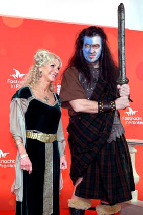 Bavarias Prime Minister Markus Söder CSU in costume as Braveheart or William Wallace comes together with his wife Karin Baumüller Söder to the BR live broadcast Fastnacht in Franken in the Mainfrankensäle At the Prunksitzung of the Fastnachtverband Franken, politicians are traditionally exposed to ridicule and jesters Veitshöchheim, 06 02 2026 Bavaria Germany Copyright: xDwixAnoraganingrumx