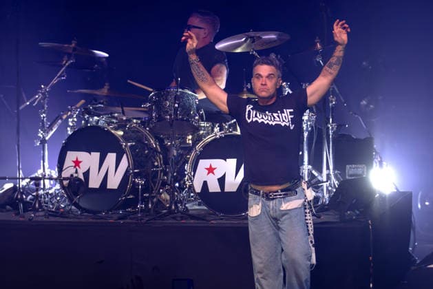 Robbie Williams performs live at the Liverpool Olympia Featuring: Robbie Williams Where: Liverpool, Merseyside, United Kingdom When: 06 Feb 2026 Credit: Alex Cropper Cover Images EDITORIAL USE ONLY. NOT FOR USE BY NEWSPAPERS BASED IN THE UK. Copyright: xx coverimg55443502