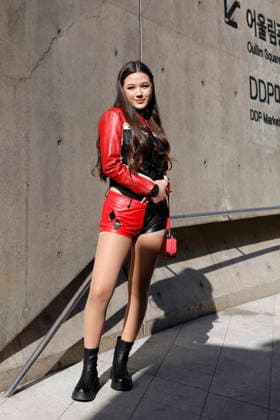 Seoul Fashion Week in Seoul, South Korea Fashion enthusiasts pose for photographers outside the venue of the 2026 F W Seoul Fashion Week in Seoul, South Korea on February 07, 2026. Seoul South Korea  Copyright: xMatrixxImages JungxUi-Chelx