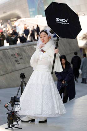 Seoul Fashion Week in Seoul, South Korea Fashion enthusiasts pose for photographers outside the venue of the 2026 F W Seoul Fashion Week in Seoul, South Korea on February 07, 2026. Seoul South Korea  Copyright: xMatrixxImages JungxUi-Chelx