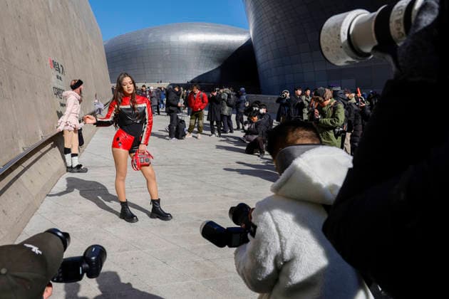 Seoul Fashion Week in Seoul, South Korea Fashion enthusiasts pose for photographers outside the venue of the 2026 F W Seoul Fashion Week in Seoul, South Korea on February 07, 2026. Seoul South Korea  Copyright: xMatrixxImages JungxUi-Chelx