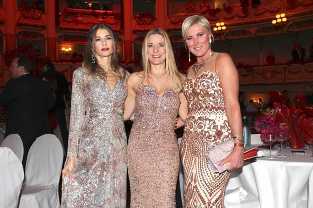 Cathy Hummels, Stefanie Hertel and Kamilla Senjo at the 18 SemperOperaball 2026 in the Semper Opera Dresden, 06 02 2026 Foto:xM.xWehnertx xFuturexImagex semperopernball_6419