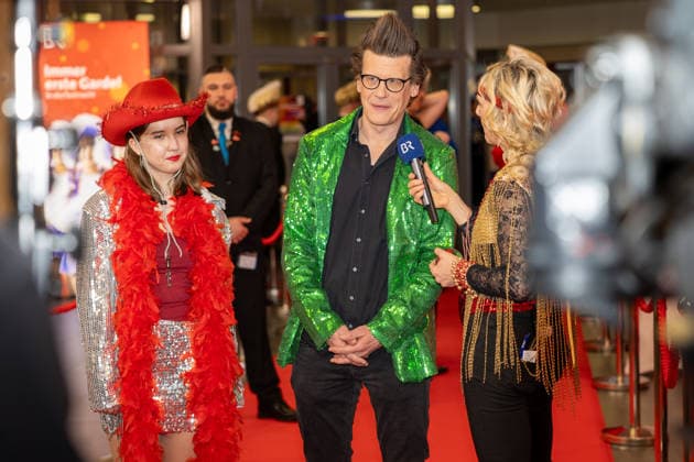 In the picture Matthias Walz solo entertainer Walter , in the middle, is interviewed Veitshoechheim, Mainfrankensaele, 06 02 2026, Fastnacht in Franken 2026 Copyright: HMBxMedia xJulienxBecker