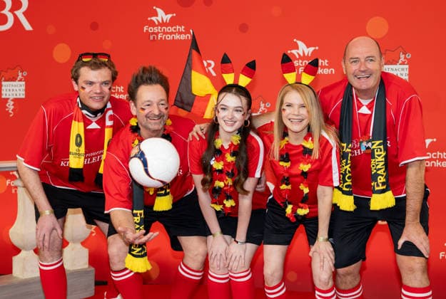 In the picture The crew of Dahoam is Dahoam as a soccer team Veitshoechheim, Mainfrankensaele, 06 02 2026, Fastnacht in Franken 2026 Copyright: HMBxMedia xJulienxBecker