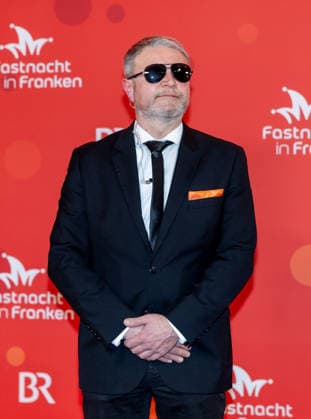 Pictured The Secretary General of the Free Voters of Bavaria, Hans Martin Groetsch, as a security guard Veitshoechheim, Mainfrankensaele, 06 02 2026, Fastnacht in Franken 2026 Copyright: HMBxMedia xJulienxBecker