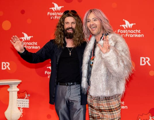 In the picture from left The deputy BR editor-in-chief Christian Daubner as Tom Kaulitz and the BR editor-in-chief Christian Nitsche as Bill Kaulitz Veitshoechheim, Mainfrankensaele, 06 02 2026, Fastnacht in Franken 2026 Copyright: HMBxMedia xJulienxBecker