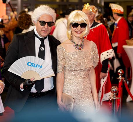 In the picture from left CSU Secretary General Martin Huber as Karl Lagerfeld accompanied by Katrin Huber as Muse Veitshoechheim, Mainfrankensaele, 06 02 2026, Fastnacht in Franken 2026 Copyright: HMBxMedia xJulienxBecker