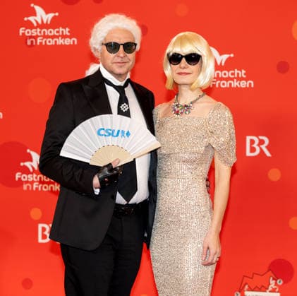 In the picture from left CSU Secretary General Martin Huber as Karl Lagerfeld accompanied by Katrin Huber as Muse Veitshoechheim, Mainfrankensaele, 06 02 2026, Fastnacht in Franken 2026 Copyright: HMBxMedia xJulienxBecker