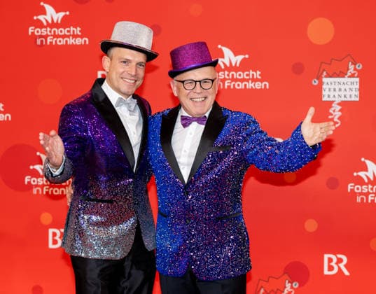 In the picture from left Johannes Haeglsperger with Juergen Kirner BR Brettl Spitzen Veitshoechheim, Mainfrankensaele, 06 02 2026, Fastnacht in Franken 2026 Copyright: HMBxMedia xJulienxBecker