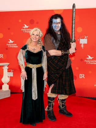 In the picture from left Ms. Karin and State Premier Markus Soeder CSU is on the road as Braveheart Veitshoechheim, Mainfrankensaele, 06 02 2026, Fastnacht in Franken 2026 Copyright: HMBxMedia xJulienxBecker