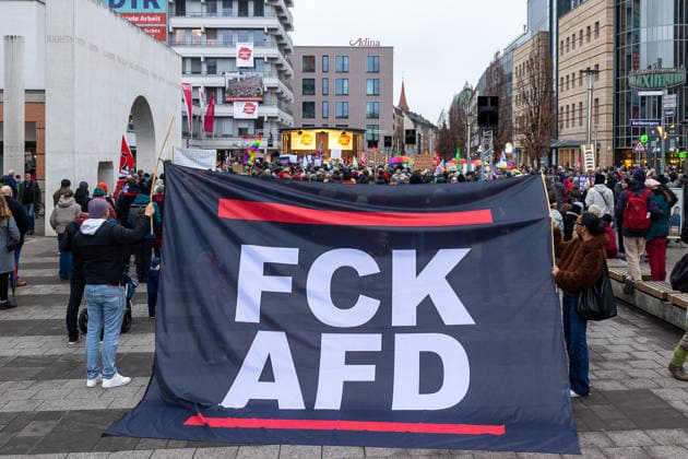 News Bilder des Tages Demokratie. Ohne Alternative! Zentrale Kundgebung zur Kommunalwahl, Nürnberg, 07.02.2026 Demonstrierende halten bei einer Kundgebung gegen Rechtsextremismus auf dem Kornmarkt in Nürnberg ein großes Banner mit der Aufschrift FCK AFD. Im Hintergrund ist die Bühne der Veranstaltung Demokratie. Ohne Alternative! im Vorfeld der Kommunalwahl in Bayern zu sehen. Nürnberg Bayern Deutschland *** Democracy Without Alternative Central rally for the local elections, Nuremberg, 07 02 2026 Demonstrators hold a large banner with the inscription FCK AFD at a rally against right-wing extremism at the Kornmarkt in Nuremberg In the background is the stage of the event Democracy Without Alternative in the run-up to the local elections in 20260207-6V2A4295-M4000