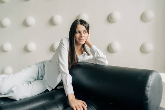 Ein attraktives, lächelndes Mädchen im Teenageralter mit Zahnspange sitzt auf dem Sofa. An attractive smiling teenage girl with braces on her teeth is sitting on the sofa. (License=RF) ,model released, Symbolfoto Copyright: xZoonar.com TITOVAxILONAx 24612085 ,model released, Symbolfoto ,property released
