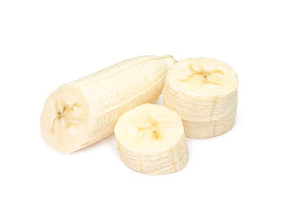 Geschälte Bananenscheiben isoliert auf weißem Hintergrund A photo of peeled banana slices, isolated on a white background, ideal for packaging design. (License=RF) Copyright: xZoonar.com AnnaxSamoilichenkoox 24618555