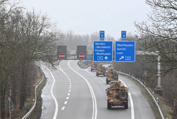Türkei nimmt sichtbar an der NATO-Übung Steadfast Dart 2026 teil. Mehrere türkische Militär-Konvois haben den Hafen in Richtung Autobahn verlassen. Emden Niedersachsen Deutschland *** Turkey visibly participates in NATO exercise Steadfast Dart 2026 Several Turkish military convoys have left the port towards the highway Emden Lower Saxony Germany Copyright: xdiebildwerftx