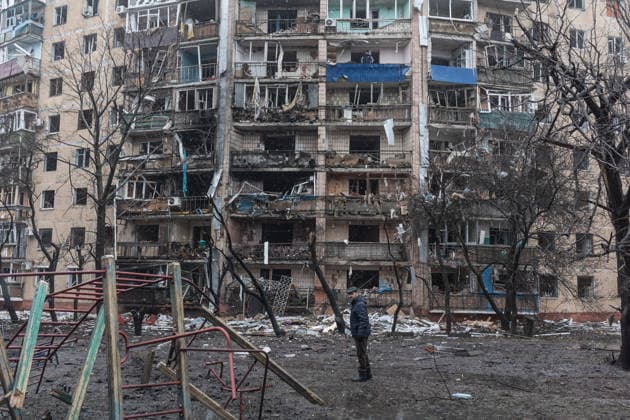 Aftermath of Russian air strike in Kramatorsk KRAMATORSK, UKRAINE - FEBRUARY 8: Civilians walk in front of a damaged residential building following a Russian air strike in Kramatorsk, Ukraine, 8 February 2026. Diego Herrera Carcedo Anadolu Kramatorsk Ukraine. Editorial use only. Please get in touch for any other usage.  Copyright: x2026xAnadoluxDiegoxHerreraxCarcedox