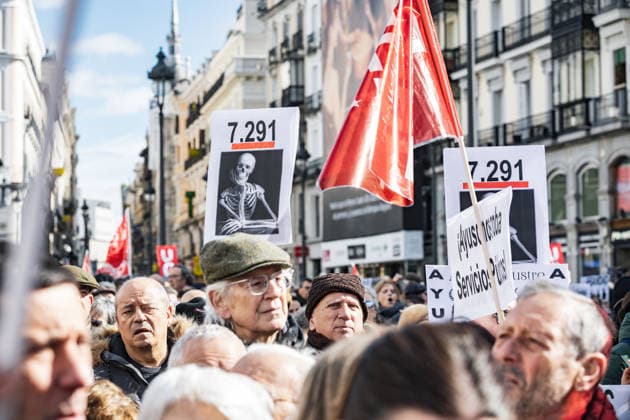 February 8, 2026, Madrid, Madrid, SPAIN: Neighborhood organizations and health unions called a massive demonstration in Madrid to protest against the privatization process of the public health system resulting from the policies of the regional government of the People s Party Madrid SPAIN - ZUMAl221 20260208_zip_l221_040 Copyright: xIgnacioxLopezxIsasmendix