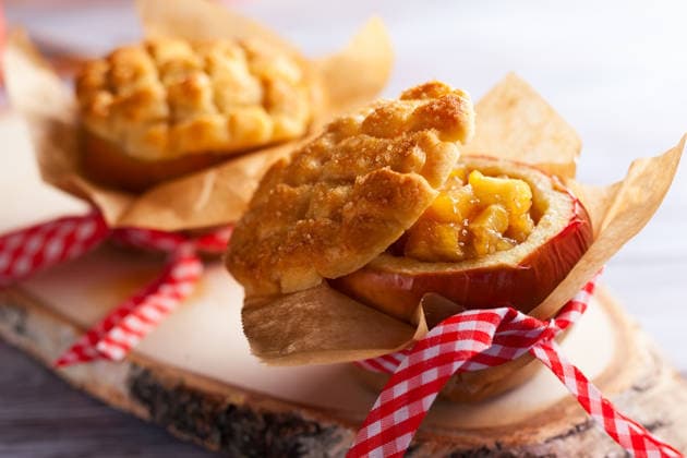Gebackener Apfel Perfectly for season holiday: stuffed and spiced baked apple treats. Creative apple dessert with cinnamon and sugar crust (License=RF) Copyright: xZoonar.com svetlanaxkolpakovax 24626129