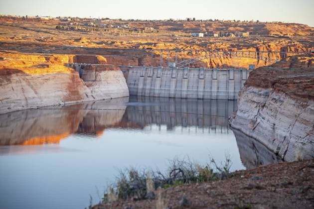 Page, Arizona — Das Wasserreservoir hinter dem Glen Canyon Dam ist nur zu 27 Prozent gefüllt. Der weiße Felsen rund um den See ist der Badewannenring , der zeigt, wie dramatisch das Wasser gesunken ist Page, Arizona - The water reservoir behind the Glen Canyon Dam is only 27 percent full. White rock around the lake is the bathtub ring, which shows how dramatically the water has dropped Copyright: imageBROKER JimxWest ibljiw16515318.jpg