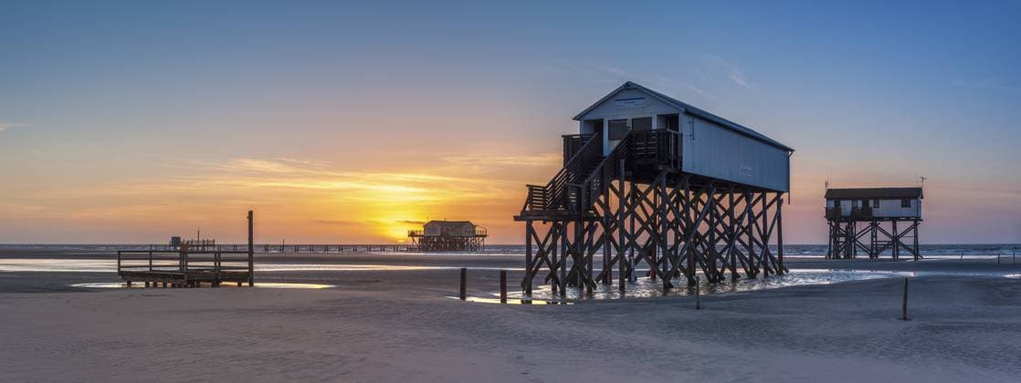 Pfahlhäuser bei Ebbe am Strand bei Sonnenuntergang, St. Peter-Ording, Nationalpark Schleswig-Holsteinisches Wattenmeer, Schleswig-Holstein, Deutschland Stilt houses at low tide on the beach at sunset, St. Peter-Ording, Schleswig-Holstein Wadden Sea National Park, Schleswig-Holstein, Germany Copyright: imageBROKER AndreasxVitting iblavg16552223.jpg