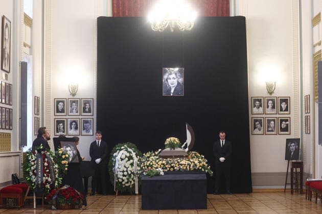 RUSSIA, MOSCOW - FEBRUARY 9, 2026: The body lies in state during a farewell ceremony for actress Olga Chipovskaya in the Great Portrait Foyer of the Vakhtangov State Academic Theatre. Chipovskaya passed away on February 4 at the age of 67 Moscow Russia  - ZUMAt113 20260209_zaa_t113_025 Copyright: xSofyaxSandurskayax