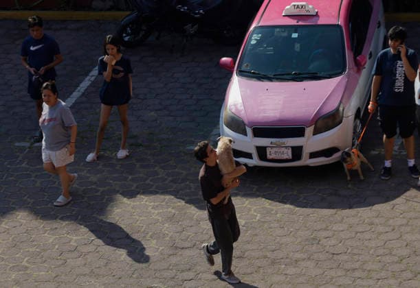 Earthquake Strikes Mexico City Families shelter their pets as they evacuate their homes after a 5.7 magnitude earthquake strikes Mexico City, Mexico, with its epicenter in Puerto Escondido, Oaxaca, on February 8, 2026. Mexico City Mexico City Mexico  Copyright: xGerardoxVieyrax originalFilename: vieyra-notitle260208_npTQS.jpg