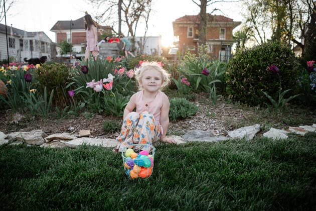 Child with Easter eggs in basket in spring garden Jackson, Missouri, United States CR_WEKW260206A-1961547-01 ,model released, Symbolfoto