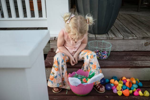 IMAGO Creative, Ostern, Bräuche, Eiersuche #2 Little girl looking through Easter basket at goodies Jackson, Missouri, United States CR_WEKW260206A-1961552-01 ,model released, Symbolfoto