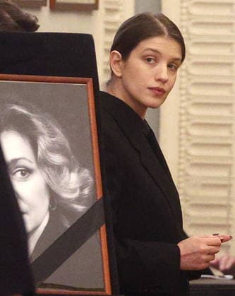 RUSSIA, MOSCOW - FEBRUARY 9, 2026: Actress Anna Chipovskaya attends a farewell ceremony for her actress mother Olga Chipovskaya in the Great Portrait Foyer of the Vakhtangov State Academic Theatre. Chipovskaya passed away on February 4 at the age of 67 Moscow Russia  - ZUMAt113 20260209_zaa_t113_063 Copyright: xSofyaxSandurskayax