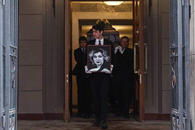 RUSSIA, MOSCOW - FEBRUARY 9, 2026: Pallbearers emerge after a farewell ceremony for actress Olga Chipovskaya at the Vakhtangov State Academic Theatre. Chipovskaya passed away on February 4 at the age of 67 Moscow Russia  - ZUMAt113 20260209_zaa_t113_103 Copyright: xSofyaxSandurskayax