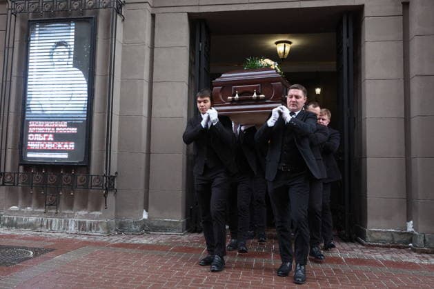 RUSSIA, MOSCOW - FEBRUARY 9, 2026: Pallbearers emerge after a farewell ceremony for actress Olga Chipovskaya at the Vakhtangov State Academic Theatre. Chipovskaya passed away on February 4 at the age of 67 Moscow Russia  - ZUMAt113 20260209_zaa_t113_104 Copyright: xSofyaxSandurskayax