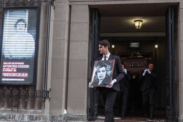 RUSSIA, MOSCOW - FEBRUARY 9, 2026: Pallbearers emerge after a farewell ceremony for actress Olga Chipovskaya at the Vakhtangov State Academic Theatre. Chipovskaya passed away on February 4 at the age of 67 Moscow Russia  - ZUMAt113 20260209_zaa_t113_105 Copyright: xSofyaxSandurskayax