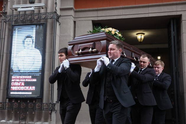 RUSSIA, MOSCOW - FEBRUARY 9, 2026: Pallbearers emerge after a farewell ceremony for actress Olga Chipovskaya at the Vakhtangov State Academic Theatre. Chipovskaya passed away on February 4 at the age of 67 Moscow Russia  - ZUMAt113 20260209_zaa_t113_106 Copyright: xSofyaxSandurskayax