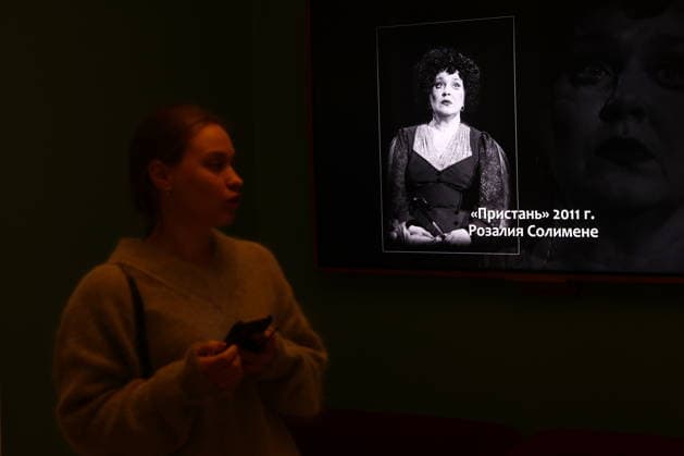 RUSSIA, MOSCOW - FEBRUARY 9, 2026: A woman emerges after a farewell ceremony for actress Olga Chipovskaya at the Vakhtangov State Academic Theatre. Chipovskaya passed away on February 4 at the age of 67 Moscow Russia  - ZUMAt113 20260209_zaa_t113_107 Copyright: xSofyaxSandurskayax