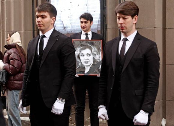 RUSSIA, MOSCOW - FEBRUARY 9, 2026: Pallbearers emerge after a farewell ceremony for actress Olga Chipovskaya at the Vakhtangov State Academic Theatre. Chipovskaya passed away on February 4 at the age of 67 Moscow Russia  - ZUMAt113 20260209_zaa_t113_108 Copyright: xSofyaxSandurskayax