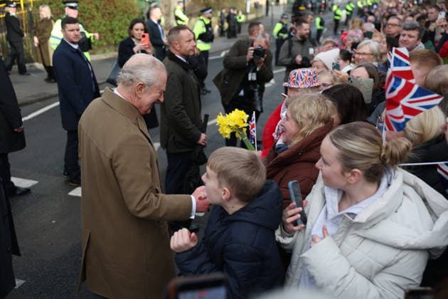 Image Licensed to Parsons Media. 09 02 2026. Clitheroe, United Kingdom. The King visits Lancashire. Clitheroe Train Station. His Majesty King Charles III greets members of the public as he arrives at Clitheroe Train Statoun for a day of visits in Lancashire.  Copyright: xRyanxJenkinsonx xParsonsxMediax PAR-9184-0023