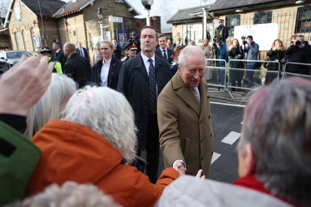 Image Licensed to Parsons Media. 09 02 2026. Clitheroe, United Kingdom. The King visits Lancashire. Clitheroe Train Station. His Majesty King Charles III greets members of the public as he arrives at Clitheroe Train Statoun for a day of visits in Lancashire.  Copyright: xRyanxJenkinsonx xParsonsxMediax PAR-9184-0026