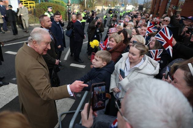 Image Licensed to Parsons Media. 09 02 2026. Clitheroe, United Kingdom. The King visits Lancashire. Clitheroe Train Station. His Majesty King Charles III greets members of the public as he arrives at Clitheroe Train Statoun for a day of visits in Lancashire.  Copyright: xRyanxJenkinsonx xParsonsxMediax PAR-9184-0031