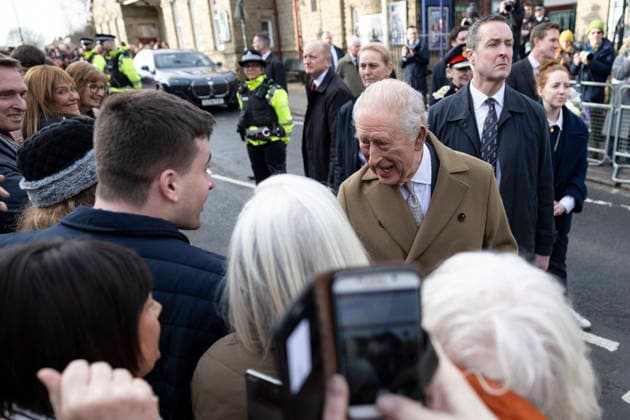 Image Licensed to Parsons Media. 09 02 2026. Clitheroe, United Kingdom. The King visits Lancashire. Clitheroe Train Station. His Majesty King Charles III greets members of the public as he arrives at Clitheroe Train Statoun for a day of visits in Lancashire.  Copyright: xRyanxJenkinsonx xParsonsxMediax PAR-9184-0089