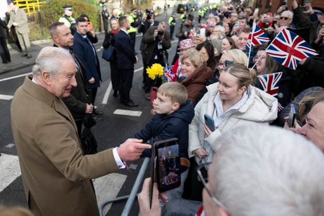Image Licensed to Parsons Media. 09 02 2026. Clitheroe, United Kingdom. The King visits Lancashire. Clitheroe Train Station. His Majesty King Charles III greets members of the public as he arrives at Clitheroe Train Statoun for a day of visits in Lancashire.  Copyright: xRyanxJenkinsonx xParsonsxMediax PAR-9184-0097