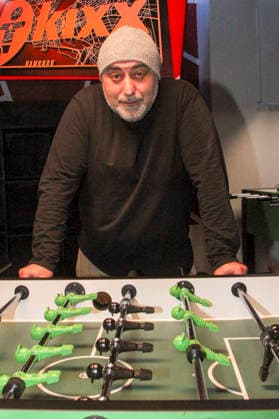 Özgür Oezguer Karadeniz Schauspieler als Tarkan Yildiz der neue Wachhabende im Team beim ARD NDR TV Set Fototermin an einem Tischkicker in der Sportsbar Kixx Tischfussball in den neuen folgen vom Grossstadtrevier,Hamburg am Montag 09.Februar 2026 Hamburg Germany *** Özgür Oezguer Karadeniz actor as Tarkan Yildiz the new watch commander in the team at the ARD NDR TV set photo session at a foosball table in the sports bar Kixx table football in the new episodes of Grossstadtrevier,Hamburg on Monday 09 February 2026 Hamburg Germany
