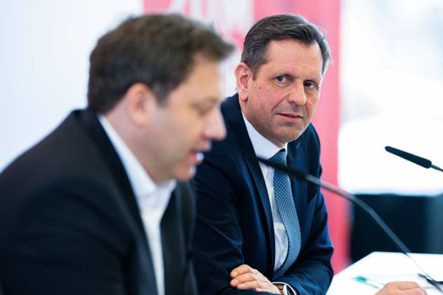 09.02.2026 - (L-R) Vizekanzler und Bundesfinanzminister Lars Klingbeil sowie Niedersachsens Ministerpräsident Olaf Lies bei einer Pressekonferenz der SPD Niedersachsen zum Jahresauftakt in Springe. , *** 09 02 2026 L R Vice-Chancellor and Federal Minister of Finance Lars Klingbeil and Lower Saxonys Minister President Olaf Lies at a press conference of the SPD Lower Saxony at the start of the year in Springe ,