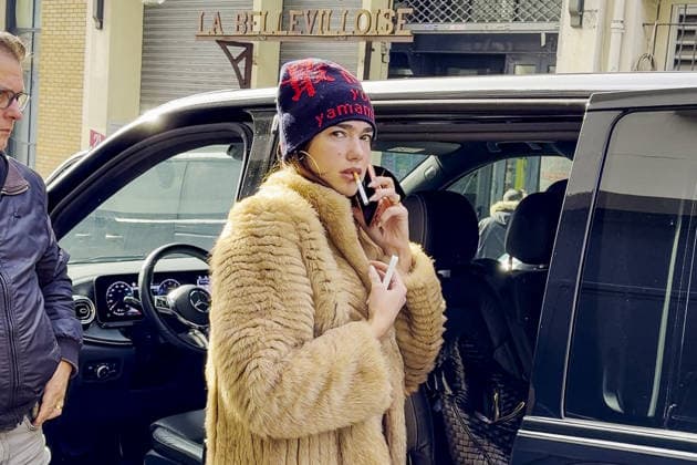 Exclusive Singer Dua Lipa steps out of her van with a cigarette in her mouth before heading to recording studios in Paris, France, on February 9, 2026 Gedeon Taieb Bestimage Exclusive Singer Dua Lipa steps out of her van with a cigarette in her mouth before heading to recording studios in Paris, France, on February 9, 2026 Paris France  Copyright: xGedeonxTaiebx xBestimagexGedeonxTaiebx xBestimagex