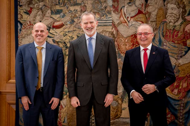 King Felipe VI receives in audience ORACLE executives King Felipe VI c receives in audience the CEO of Oracle, Mike Sicilia i , and the General Manager of Oracle Spain, Albert Triola d , at the Palace of La Zarzuela, on February 9, 2026, in Madrid Spain 09 FEBRUARY 2026 A Pé Madrid Madrid Spain  Copyright: xA.xPÃ rezxMecax 7277535