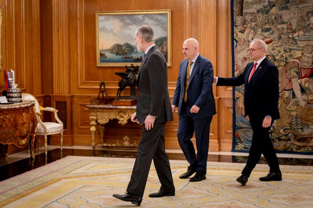 King Felipe VI receives in audience ORACLE executives King Felipe VI i receives in audience the CEO of Oracle, Mike Sicilia c , and the General Manager of Oracle Spain, Albert Triola d , at the Palace of La Zarzuela, on February 9, 2026, in Madrid Spain 09 FEBRUARY 2026 A Pé Madrid Madrid Spain  Copyright: xA.xPÃ rezxMecax 7277549