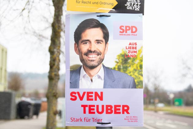 Landtagswahlen in Trier in Rheinland-Pfalz, Deutschland, Wahlplakat mit Werbung für den Kandidaten einer politischen Partei, Wahlkampf *** State Parliamentary Elections in Trier in Rhineland Palatinate, Germany, Election poster with Advertising for the Candidates a political Party, Election campaign 1133605716