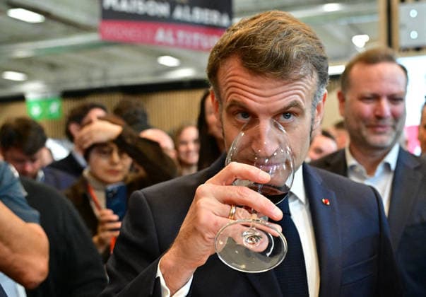 Emmanuel Macron Visits Wine Paris 2026 - Paris French President Emmanuel Macron during his visit to the Wine Paris 2026 trade show at the Porte de Versailles exhibition center in Paris, France, on February 9, 2026.. Photo by Christian Liewig Pool ABACAPRESS.COM Paris Ile-de-France France  Copyright: xLiewigxChristian Pool ABACAx