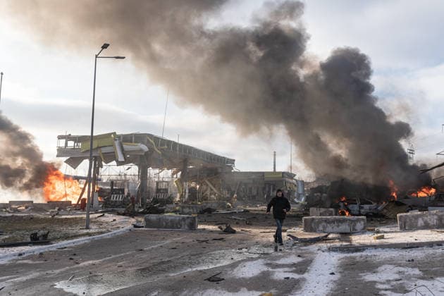 Russian airstrike hits the Ukrainian city of Kramatorsk KRAMATORSK, UKRAINE - FEBRUARY 9: Workers at a petrol station run away after two Russian ‘Sahed’ drones hit the petrol station in the city of Kramatorsk, Ukraine, 9 February 2026. Diego Herrera Carcedo Anadolu Kramatorsk Ukraine. Editorial use only. Please get in touch for any other usage.  Copyright: x2026xAnadoluxDiegoxHerreraxCarcedox