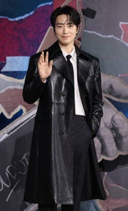 S. Korean actor Lee Jun-hyuk S. Korean actor Lee Jun-hyuk South Korean actor Lee Jun-hyuk, who stars in the drama The Art of Sarah, an original series by Netflix, poses for a photo during a publicity event in Seoul on Feb. 10, 2026. The eight-episode series will be released worldwide on Feb. 13. (Yonhap) 2026-02-10 15:24:33 < 1980-2026 YONHAPNEWS AGENCY. .> ¼­¿ïÆ¯º°½Ã EDITORIAL USE ONLY  Copyright: xx PYH2026021012400034400 YonhapxNewsx yonphotos249594