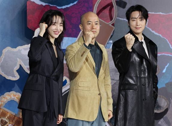 Drama The Art of Sarah Drama The Art of Sarah The stars of the drama The Art of Sarah -- Shin Hye-sun (L) and Lee Jun-hyuk (R) -- along with director Kim Jin-man (C) -- pose for a photo during a publicity event to promote the original series by Netflix in Seoul on Feb. 10, 2026. The eight-episode series will be released worldwide on Feb. 13. (Yonhap) 2026-02-10 15:28:44 < 1980-2026 YONHAPNEWS AGENCY. .> ¼­¿ïÆ¯º°½Ã EDITORIAL USE ONLY  Copyright: xx PYH2026021012590034400 YonhapxNewsx yonphotos249604