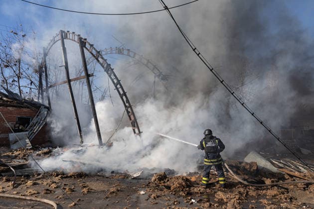 Russian attack on Sloviansk SLOVIANSK, UKRAINE - FEBRUARY 10: Ukrainian firefighters extinguish a fire after a Russian bombing raid on the city of Sloviansk, Ukraine, 10 February 2026. Diego Herrera Carcedo Anadolu Sloviansk Ukraine. Editorial use only. Please get in touch for any other usage.  Copyright: x2026xAnadoluxDiegoxHerreraxCarcedox